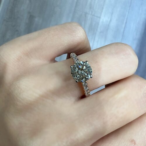 Engagement ring with round brilliant diamond